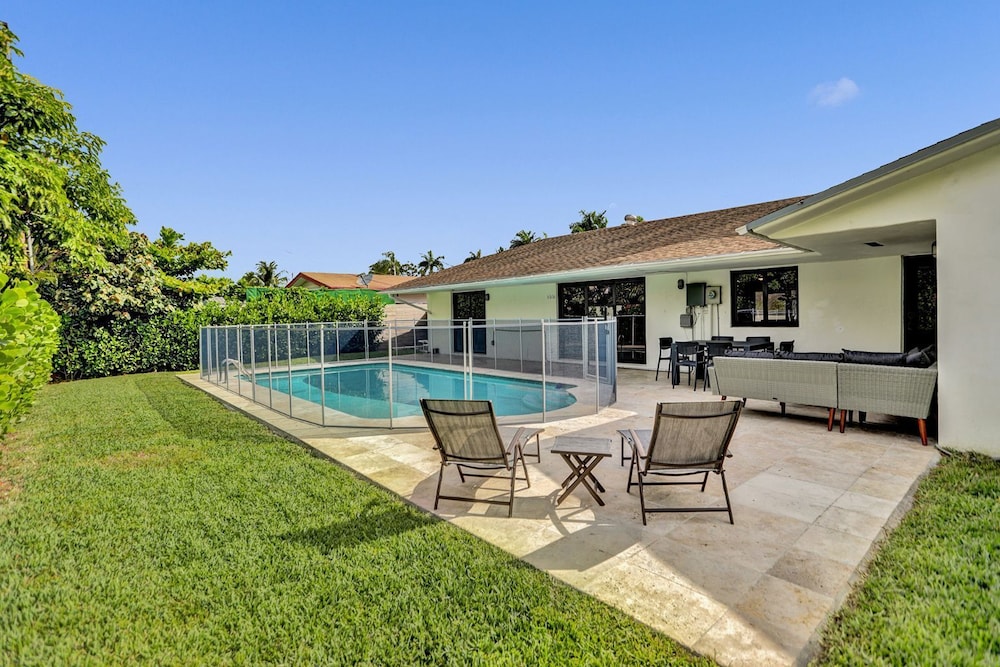 5BR + 3.5BA Home w/ Heated Pool, BBQ - Near Beach