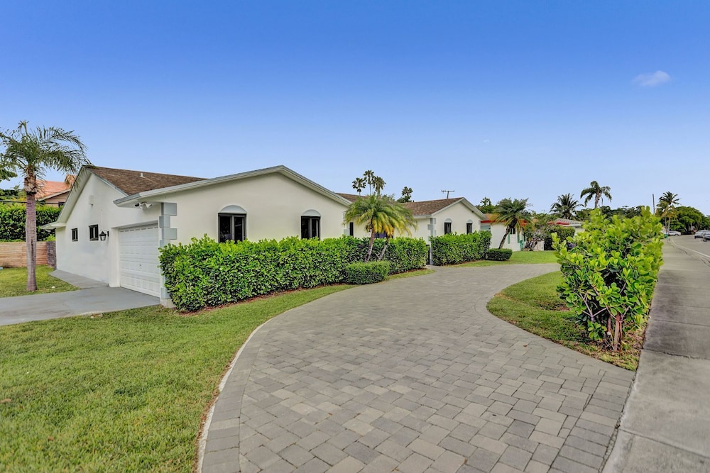 5BR + 3.5BA Home w/ Heated Pool, BBQ - Near Beach