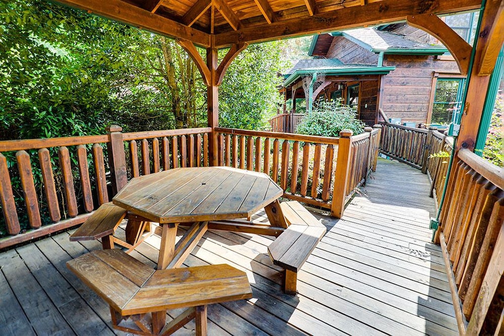 Gatlinburg - Mountain Treasure - 2 Bedroom - Sleeps 8