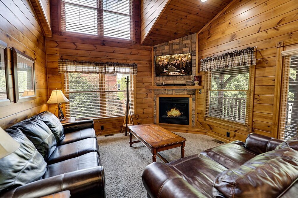 Gatlinburg - Mountain Treasure - 2 Bedroom - Sleeps 8