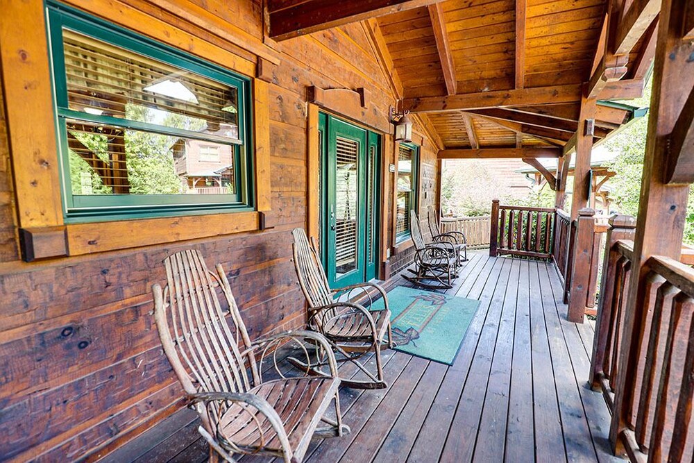 Gatlinburg - Mountain Treasure - 2 Bedroom - Sleeps 8