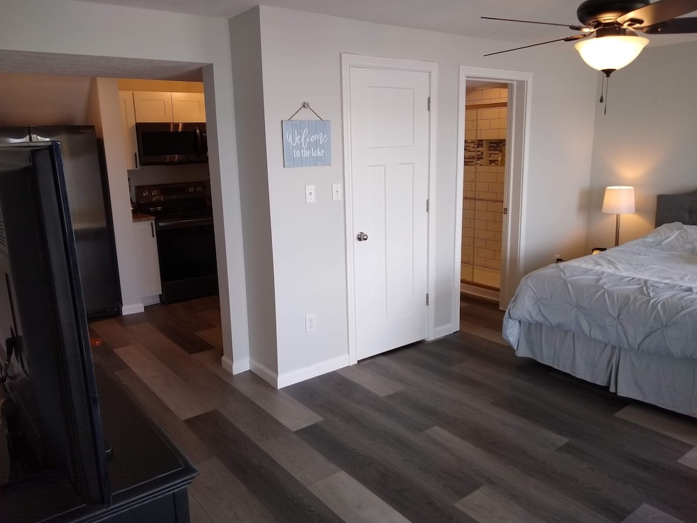 NEW!!! Prime waterfront studio w/docking potential Cicero Vrbo