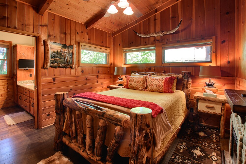 Willow Cove Lodge 5 bedrooms with a hot tub! Bass Lake Vrbo