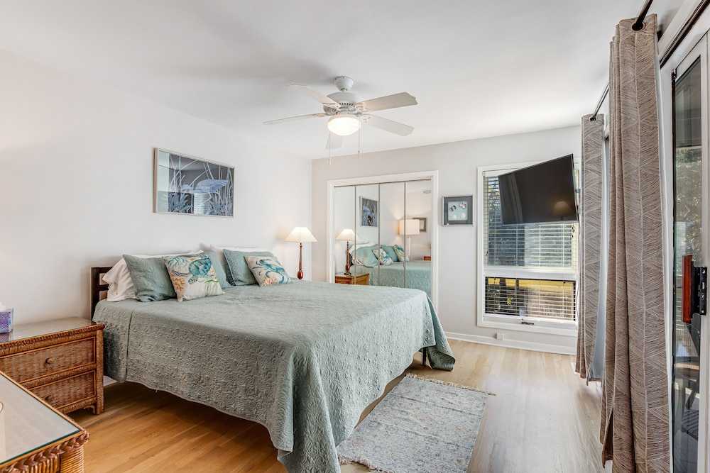 Dogfriendly beach home with screened porch, charming interior, & W/D