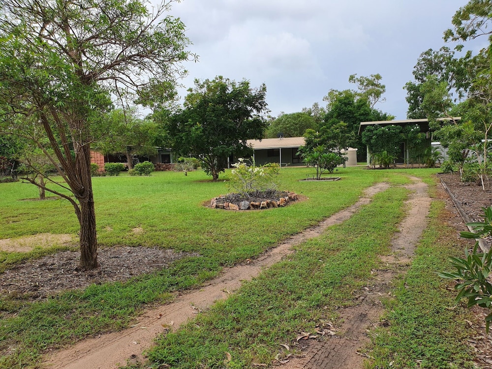 Curlew Lodge -1 road back from beach