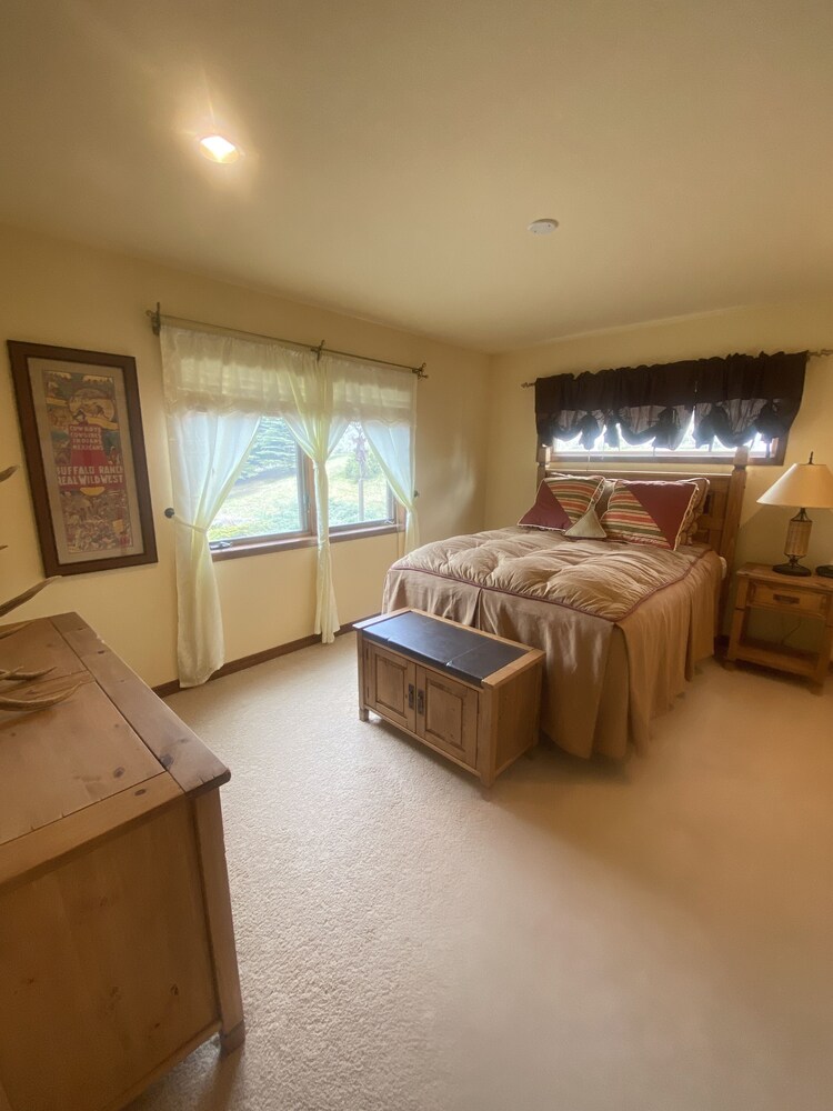 Spectacular,peaceful Sun Valley View Home ,Two Acres ,Access to Private