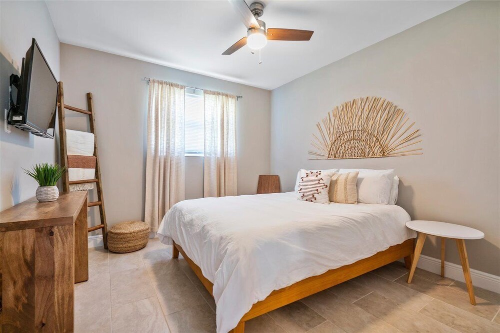 Relaxing Hollywood Hills Villa w/ Private Heated Pool