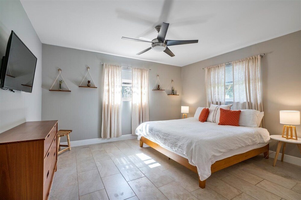 Relaxing Hollywood Hills Villa w/ Private Heated Pool