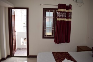 Deluxe Double Room | Desk, bed sheets