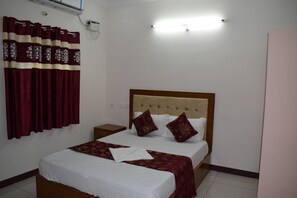 Deluxe Double Room | Desk, bed sheets