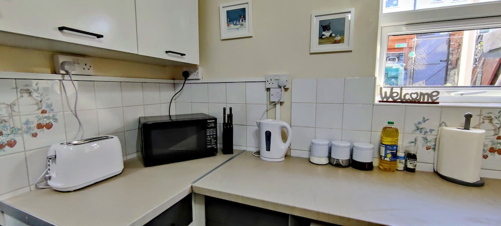 Rhubarb Terrace Cottage on the Coast - Sleeps 1-6!