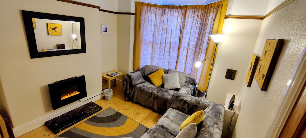 Rhubarb Terrace Cottage on the Coast - Sleeps 1-6!