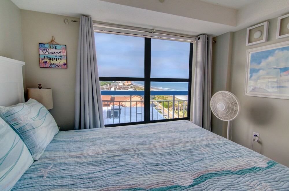 Beautiful Ocean View Queen Suite + Official On-Site Rental Privileges