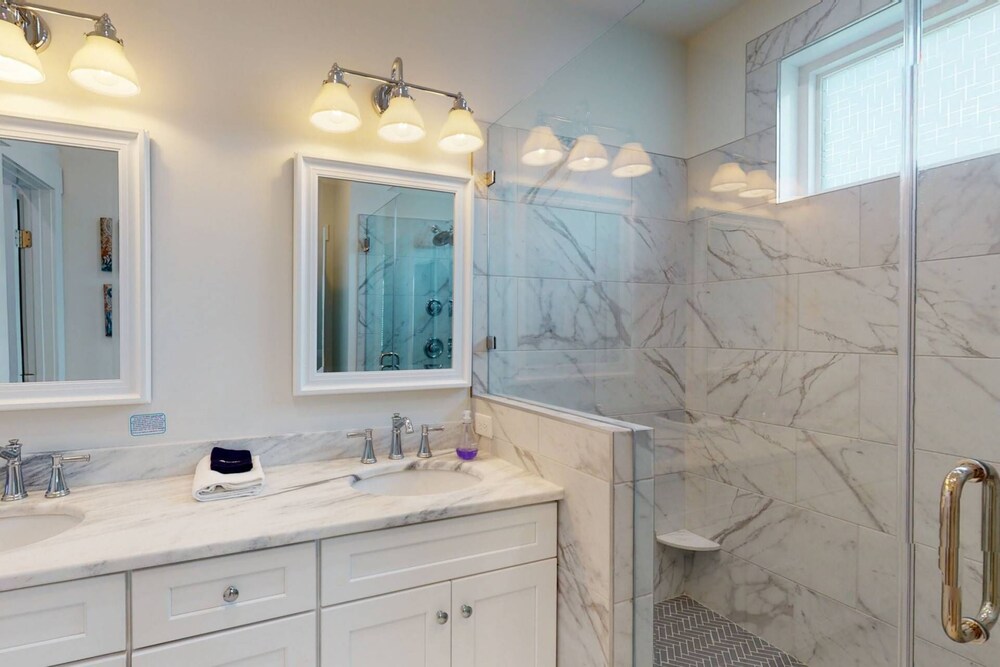 New Single Family Home, Large Deck - Water Views, Great location CB North End