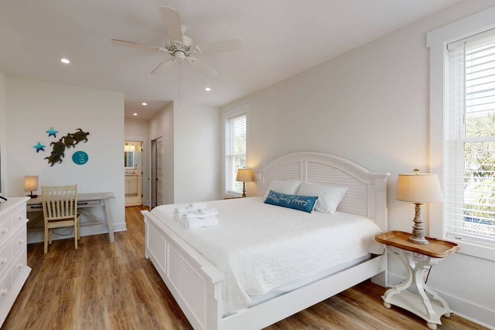 New Single Family Home, Large Deck - Water Views, Great location CB North End