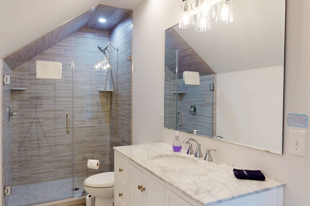 New Single Family Home, Large Deck - Water Views, Great location CB North End