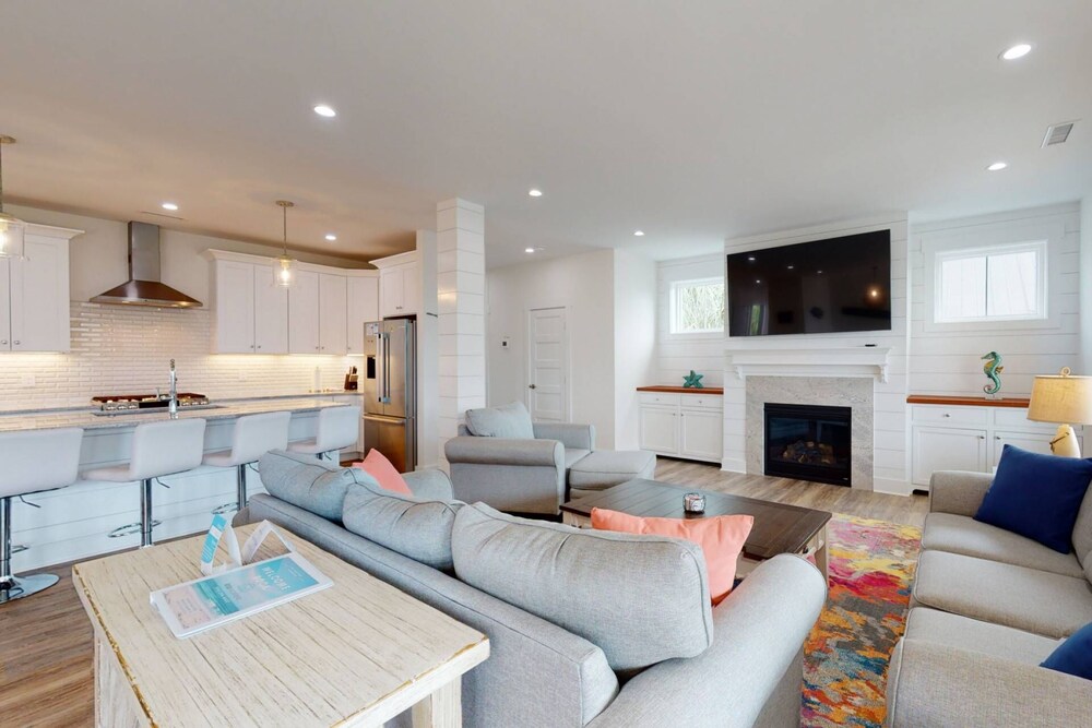 New Single Family Home, Large Deck - Water Views, Great location CB North End