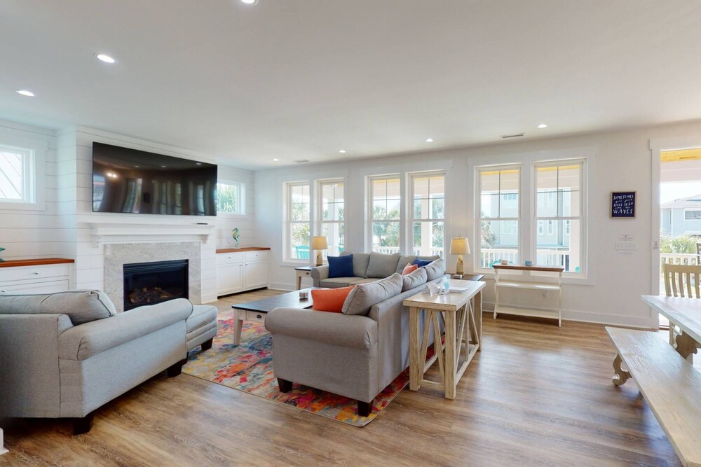 New Single Family Home, Large Deck - Water Views, Great location CB North End