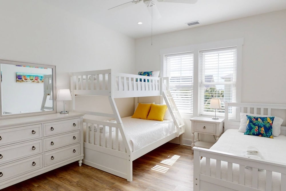 New Single Family Home, Large Deck - Water Views, Great location CB North End