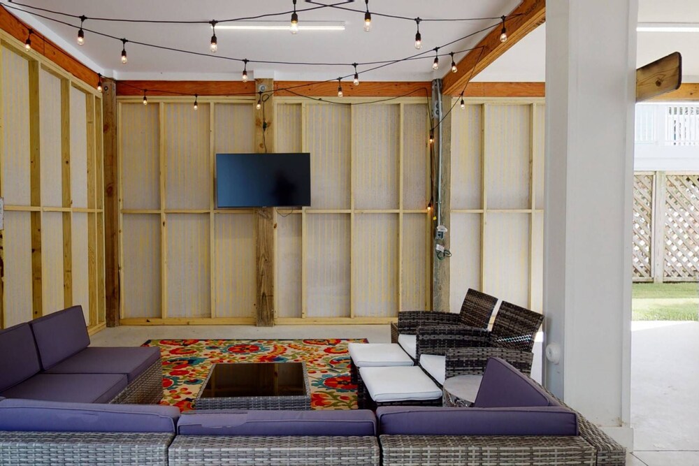 New Single Family Home, Large Deck - Water Views, Great location CB North End