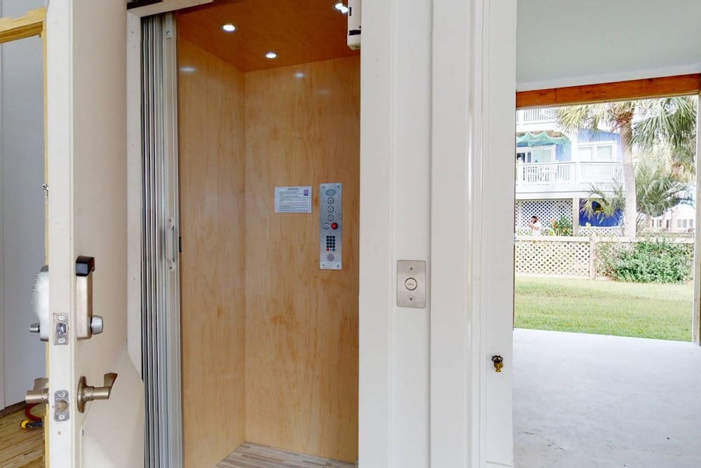 New Single Family Home, Large Deck - Water Views, Great location CB North End