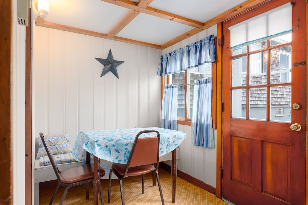 Come enjoy 7 miles of beaches in Sunny OOB in this 2 bedroom condo