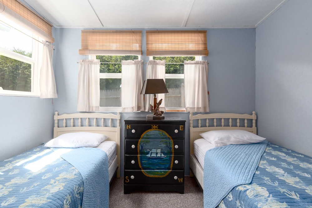 Come enjoy 7 miles of beaches in Sunny OOB in this 2 bedroom condo