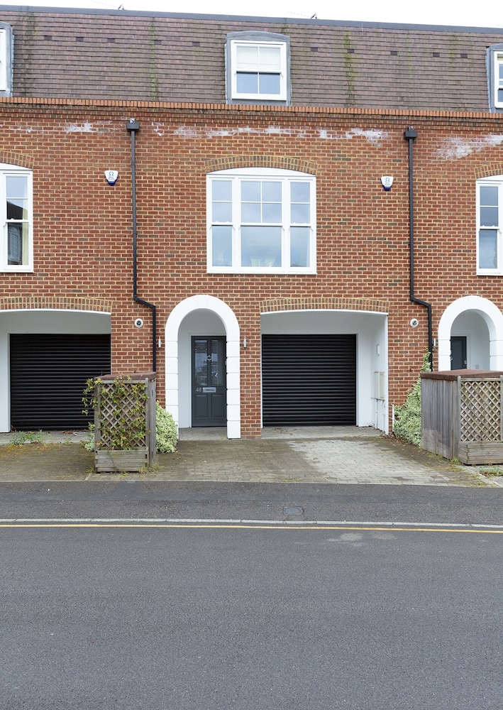 Immaculate Central Windsor Town House