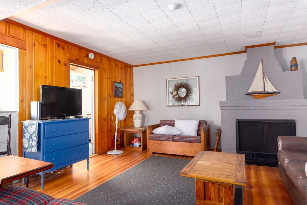 Come enjoy 7 miles of beaches in sunny OOB in this 3 bedroom condo