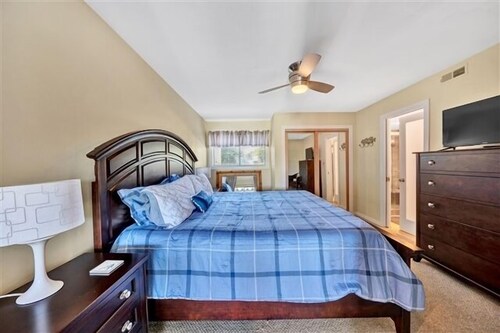 NOW OAR NEVER -  One Bedroom Condo at Bernard's Landing, Community Pool, Beach, Kayak! in Roanoke, United States