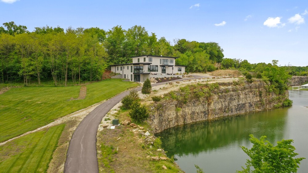 The Guest House at Sunset Bluffs – BEST views in Missouri!