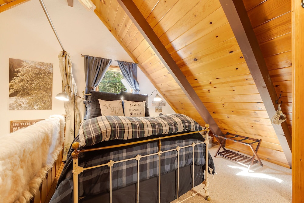 Chalet in 400 acre gated park. Near Twain Harte, Pinecrest