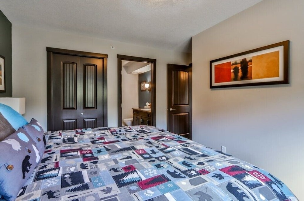 Beautiful South Facing 2bd/2bth Condo with Hot Tub and