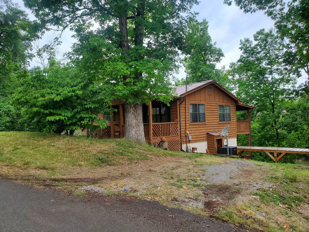 Perfect Spot - Lakefront property on Lake Douglas but 25 minutes to Pigeon Forge