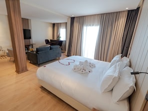 Executive Suite | In-room safe, free WiFi