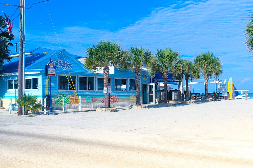 Sunset Beach Treasure Island 2/1 Wi-Fi Parking