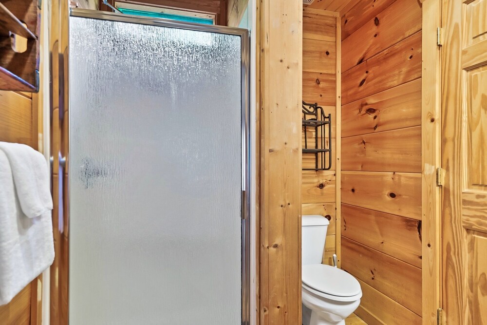 Bathroom, ⭐️NEW Listing! 3 Story Tree Top Cabin with Hot Tub and Game Room!⭐️