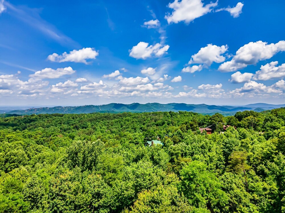 ⭐️NEW Listing! 3 Story Tree Top Cabin with Hot Tub and Game Room!⭐️