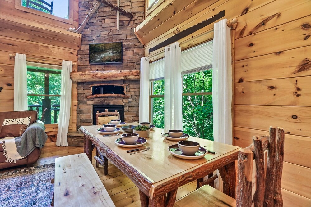 Private kitchen, ⭐️NEW Listing! 3 Story Tree Top Cabin with Hot Tub and Game Room!⭐️