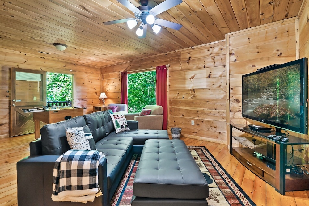 ⭐️NEW Listing! 3 Story Tree Top Cabin with Hot Tub and Game Room!⭐️