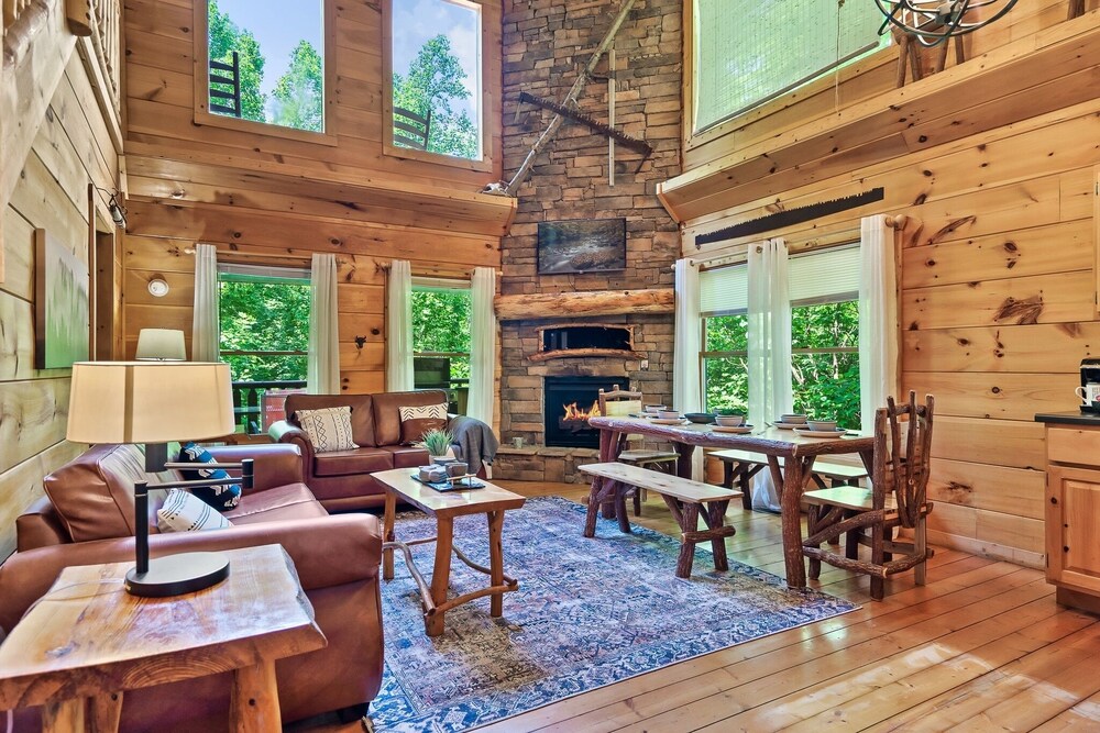 Living room, ⭐️NEW Listing! 3 Story Tree Top Cabin with Hot Tub and Game Room!⭐️