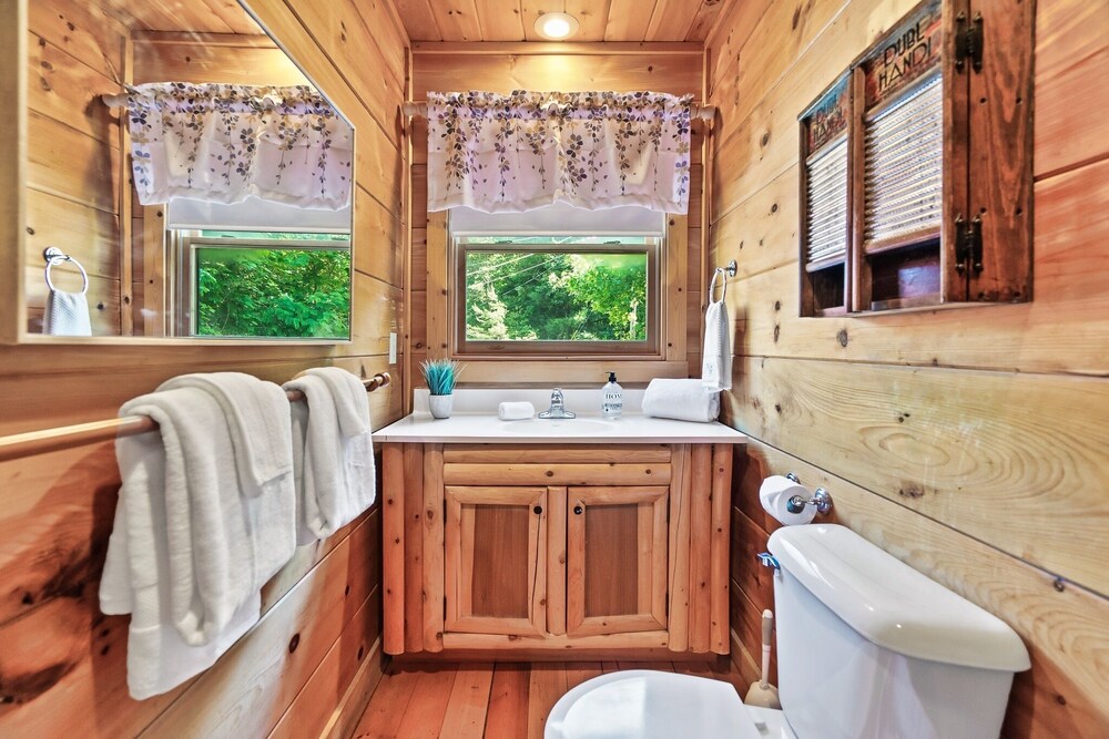 Bathroom, ⭐️NEW Listing! 3 Story Tree Top Cabin with Hot Tub and Game Room!⭐️