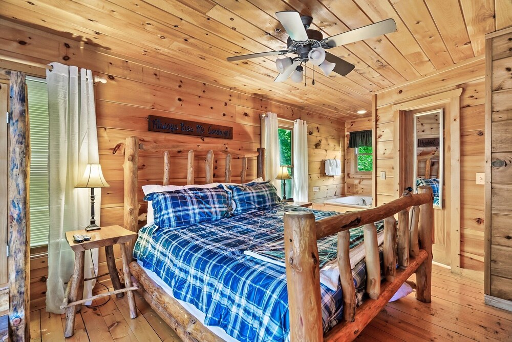 ⭐️NEW Listing! 3 Story Tree Top Cabin with Hot Tub and Game Room!⭐️