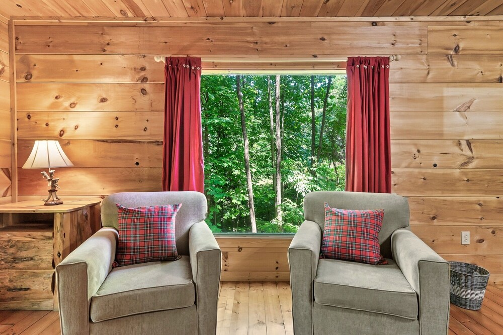 Living room, ⭐️NEW Listing! 3 Story Tree Top Cabin with Hot Tub and Game Room!⭐️