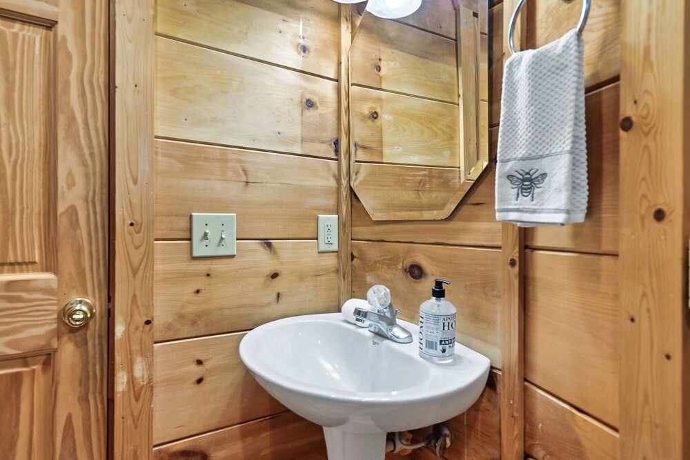 Bathroom, ⭐️NEW Listing! 3 Story Tree Top Cabin with Hot Tub and Game Room!⭐️