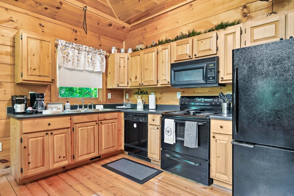 Private kitchen, ⭐️NEW Listing! 3 Story Tree Top Cabin with Hot Tub and Game Room!⭐️