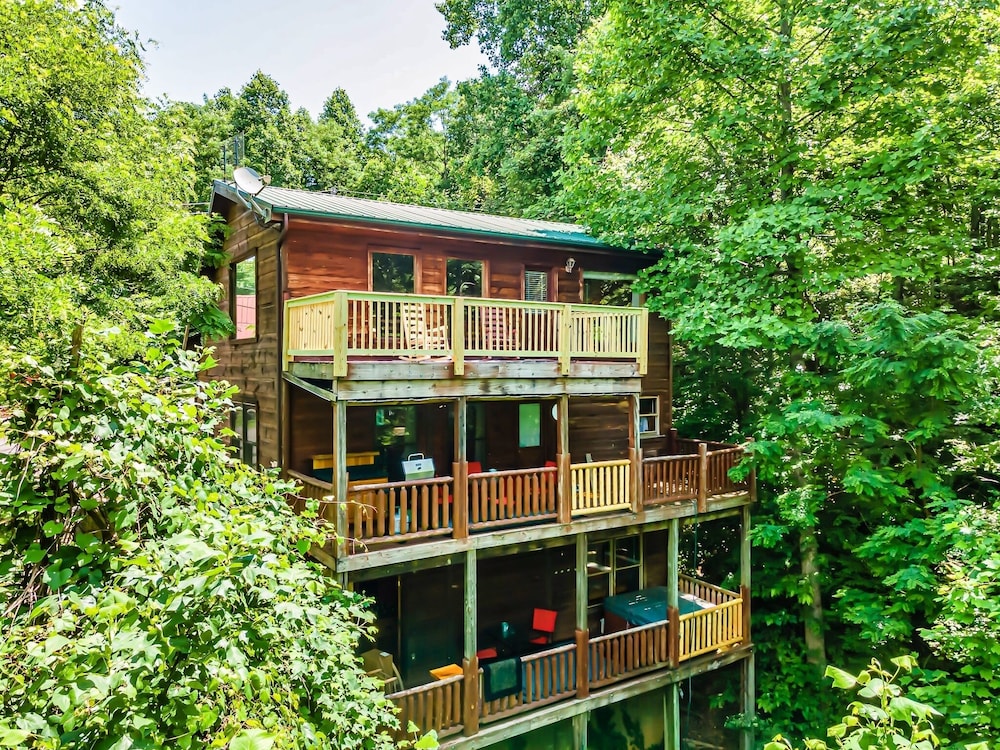 ⭐️NEW Listing! 3 Story Tree Top Cabin with Hot Tub and Game Room!⭐️