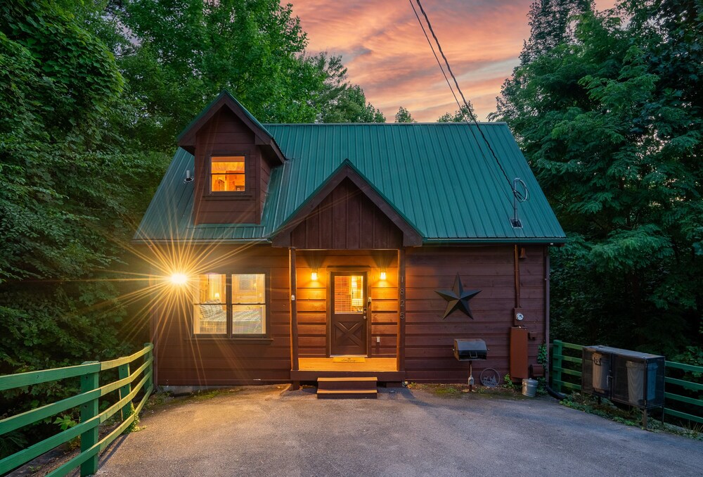 ⭐️NEW Listing! 3 Story Tree Top Cabin with Hot Tub and Game Room!⭐️