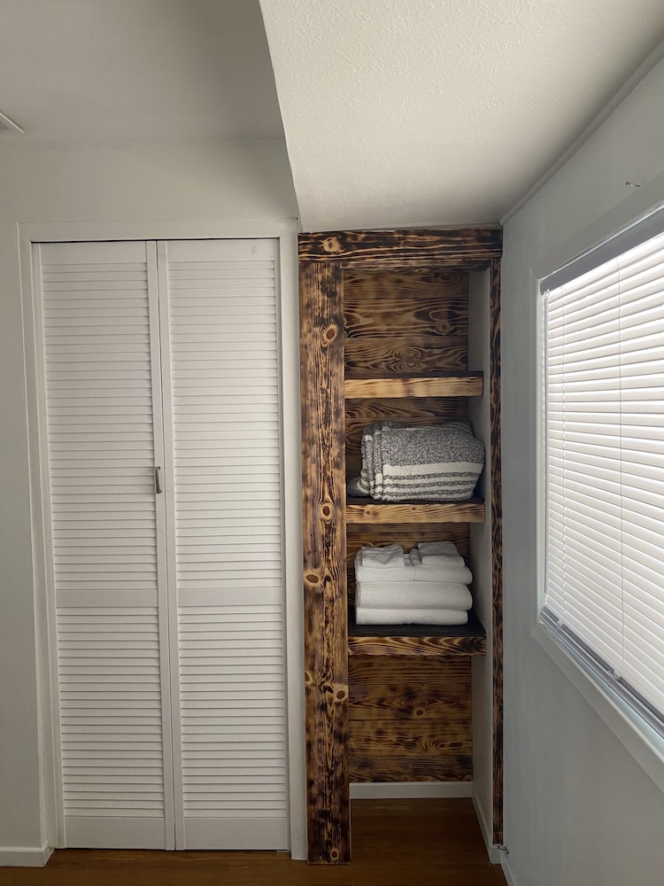 Cheerful Hillside cabin Crestline Vrbo