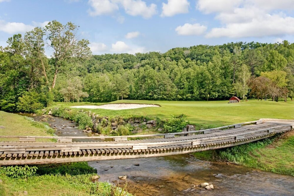 Family Getaway! Nature Setting, Pool, Near Little Pigeon River, Mountain Biking